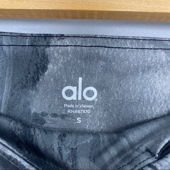 ALO Marble Print Goddess Leggings - Picture 5 of 8